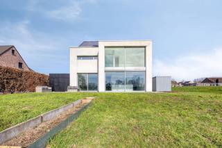 Deze alleenstaande moderne villa, gelegen in een rustige doodlopende straat te Landegem, combineert een uitstekende ligging met hedendaags...
