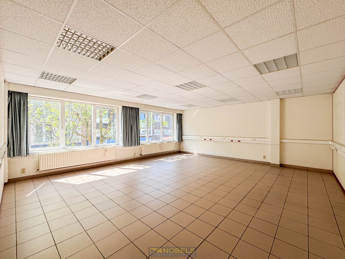 TE HUUR, ruim en veelzijdig handels- en commercieel pand in het centrum van Oudenaarde - foto 5