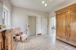 Droomt u van landelijk wonen in alle rust, zonder in te boeten aan bereikbaarheid? Dan zal deze prachtig gerenoveerde charmewoning, gelegen in de **Goteringenstraat 23 te Pajottegem**, u ongetwijfeld weten te bekoren. Gelegen op een idyllische locatie midden in het groen, nabij de belangrijkste invalswegen, combineert deze unieke eigendom authenticiteit, ruimte en hedendaags wooncomfort.

Het gelijkvloers omvat een ruime inkomhal die uitgeeft op een bijzonder lichtrijke leefruimte waar karakter en gezelligheid hand in hand gaan. De prachtige landelijke keuken sluit perfect aan bij de warme uitstraling van de woning. Verder bevinden zich op het gelijkvloers een praktische berging, een doucheruimte en een afzonderlijke wasplaats.

Op de eerste verdieping vindt u twee ruime slaapkamers, een doorloopkamer en een comfortabele badkamer. Daarnaast beschikt de woning over een zeer ruime zolder die eenvoudig kan worden ingericht als extra slaapkamers of hobbyruimte.

Een absolute troef is het tweede woongedeelte, ingericht als een stijlvolle loft met eigen badkamer. Deze veelzijdige ruimte is ideaal als gastenverblijf, kangoeroewoning, praktijkruimte, bureau of kan eenvoudig worden omgevormd tot meerdere slaapkamers.

Ook aan bergruimte is geen gebrek. Vooraan bevinden zich een ruime loods en een garage, terwijl achteraan verschillende paardenstallen aanwezig zijn. Hierdoor is deze eigendom uitermate geschikt voor zelfstandigen, hobbyisten of dierenliefhebbers.

Buiten geniet u van een volledig afgesloten, zongerichte tuin met meerdere terrassen en fruitbomen. Als extra troef beschikt de eigendom over een aansluitende paardenweide die kan bijgekocht worden van maar liefst **50 are**, voorzien van een stal.

Bent u op zoek naar een karaktervolle woning met veel ruimte, tal van mogelijkheden en een uitzonderlijke groene ligging? Dan is deze unieke eigendom beslist een bezoek waard.
www.goteringenstraat23.be