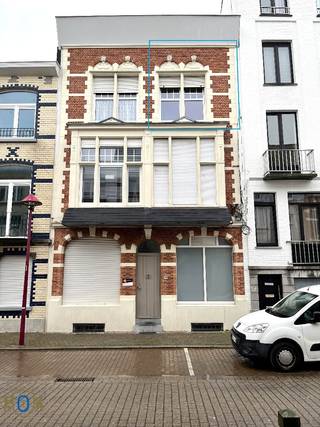 Dit appartement op de bovenste verdieping, gelegen in het centrum van Blankenberge, voorziet u van een instant-vakantiegevoel. De AANTREKKELIJKE VRAAGPRIJS bekoort bovendien het GANSE SEGMENT gaande van jonge starters, 2de verblijvers tot investeerders.<br /><br />Aandacht ging op de eerste plaats naar FUNCTIONALITEIT, maar door de aanwezigheid van SFEERVOLLE DETAILS ontwikkelt dit appartement zich naadloos tot een praktische &amp; instapklare pied-à-terre.<br /><br />Indeling:<br />* Inkom met gastentoilet<br />* Open woonkeuken met eetkamer <br />* Zitkamer met slaaphoek<br />* Badkamer (wastafel / ligbad)<br /><br />Pand is momenteel verhuurd (525 euro/maand)<br /><br />EXTRA TROEVEN : Aantrekkelijke gevel / Bovenste verdieping / Rolluiken / BUDGETVRIENDELIJK / ...