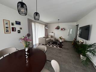 WETTEREN - Nieuwbouw gelijkvloers appartement<br /><br />Inschrijven voor het geplande bezoekmoment kan via onze website => www.immoderas.be<br /><br />Vlakbij het station van Wetteren is dit luxueuze gelijkvloers (BEN)appartement gelegen in deze kleine residentie. In de directe omgeving zijn er verschillende kleinhandelszaken, scholen, openbaar vervoer alsook mogelijkheden qua sport & recreatie. De E40 bereik je binnen de 10 min met de wagen.<br /><br /><br />Het appartement biedt een comfortabele en moderne leefruimte, waarin een open keuken geïntegreerd is. De keuken is volledig uitgerust met een koelkast, fornuis, combi-oven, vaatwasser, … Aangrenzend bevindt zich een handige berging die tevens dienst doet als wasruimte. Het appartement beschikt over een ruime slaapkamer, een apart toilet en een smaakvolle badkamer, die is voorzien van een ligbad met douchewand en een wastafel. Daarnaast is er een private carport beschikbaar, inclusief een extra berging voor extra opslagruimte. Verder beschik het appartement nog over een kleine tuin met terras. Als bijkomende troef is het appartement reeds uitgerust met verlichtingsarmaturen!<br /><br />Door de combinatie van doorgedreven isolatie en zonnepanelen wordt het energieverbruik tot een minimum beperkt.