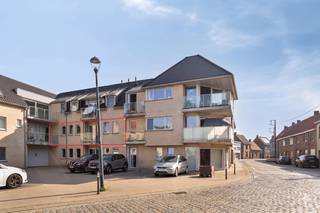 Op een centrale ligging aan het Vladsloplein in Vladslo, deelgemeente van Diksmuide, bevindt zich dit instapklare appartement te koop. Dankzij...