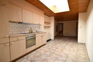 Op zoek naar een woning met potentieel op een toplocatie? Op korte afstand vindt u winkels, scholen en horecazaken, terwijl het bruisende stadscentrum vlot bereikbaar is te voet of met de fiets.<br />Dankzij de nabijheid van de belangrijkste invalswegen geniet u van een snelle verbinding naar andere steden. Ook het station van Kortrijk bevindt zich slechts op een boogscheut.<br /><br />Indeling als volgt:<br />Bij het binnenkomen treft u een polyvalente ruimte (bureau, speelkamer, opslag, ...).<br />Vervolgens komt u in een aangename leefruimte met open keuken. Aansluitend treffen we de badkamer, uitgerust met een douchecel, toilet en lavabo. Hier is ook de aansluiting voor de wasmachine voorzien.<br /><br />Ruime berging met aanpalend een tweede polyvalent gedeelte. Van hieruit is toegang tot het stadstuintje.<br /><br />Op de eerste verdieping zijn er 2 ruime slaapkamers.<br />Daarboven is er nog een zolderverdieping, bereikbaar via een vaste trap. Hier zijn ook nog tal van mogelijkheden naar verdere inplanting.<br /><br />Enkele opfrissingen / renovaties zijn hier welkom, maar er is énorm veel potentieel!<br /><br />Onze ref. DEV4898