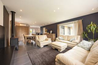 <strong>INDELING</strong><br /><strong>GELIJKVLOERS<br /></strong>Inkomhal/nachthal. Ruime woonkamer voorzien van houtkachel & airconditioning. Open keuken met zicht op de tuin en voorzien van de volgende toestellen nl. inductiekookplaat, afzuigkap, vaatwasmachine, koelkast, combi-oven en dubbele spoeltafel. Aansluitiende berging met ingemaakte kasten voorzien van een waterontharder, energiezuinige aardgasbrander van de C.V. en het warmwater, ventilatiesysteem type D en zolderluik. Wasplaats/achterinkom met omvormer van de pv-installatie, thuisbatterij van 5Kw en met aansluiting voor wasmachine/droogkast. <br />Recent gerenoveerde badkamer voorzien van douche, badkamermeubel met wastafel en toilet. 3 slaapkamers waarvan één met airconditioning.<br /><br /><strong>ZOLDERVERDIEPING<br /></strong>Geïsoleerde opbergzolder.<br /><br /><strong>BUITEN<br /></strong>Voortuin met oprit tot aan de garage & carport. Overkapping achteraan. Zon georiënteerd terras met aangelegde & omheinde tuin met tuinberging.<br /><br /><strong>BIJZONDERHEDEN <br /></strong>Houten ramen. Dubbele beglazing. Vliegenramen. C.V. op aardgas. Kruipkelder. Ventilatiesysteem type D. <br />8 zonnepanelen met een vermogen van 3.040Wp. <br /><br /><strong>POSITIEVE ASPECTEN</strong><br />Zeer rustige liggin vlakbij verschillende fiets- en wandelroutes aan Merksplas Kolonie<br />Laagbouwwoning – Alles op het gelijkvloers<br /><span>Geen renovatieverplichting</span><br />Elektriciteit is vernieuwd en conform<br />Tal van renovaties/energiezuinige maatregelen getroffen