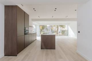 <p>In de rustige en residentiële Gillegomwijk in Boechout, bevindt zich dit recent gerenoveerde appartement op de <strong>gelijkvloerse verdieping</strong> van een kleinschalig gebouw met slechts drie entiteiten. Het pand is zeer centraal gelegen, met het centrum van Boechout, winkels, scholen en andere voorzieningen allemaal in de directe omgeving. Dankzij de hoekligging en grote raampartijen, geniet het hele appartement en gebouw van een uitzonderlijke lichtinval, wat zorgt voor een aangename en open sfeer.</p><p><br /></p><p>Het appartement beschikt over een zeer ruime leefruimte met een open, volledig uitgeruste keuken, één slaapkamers en een badkamer met inloopdouche. Vanuit de slaapkamer heb je rechtstreekse toegang tot een <strong>tuintje</strong>. Verder hoort er bij het appartement een privatieve kelderberging en een <strong>garagebox</strong> (aan te kopen aan 25.000 euro).</p><p><br /></p><p>Voorzieningen zoals zonnepanelen, warmtepompen en airco zorgen voor een energiezuinig appartement met een EPC.</p><p><br /></p><p>Troeven: energiezuinig appartement én gebouw - eerste ingebruikname dankzij totaalrenovatie - centrale en rustige ligging - kleinschalig gebouw - conforme elektriciteit - individuele meters.</p><p><br /></p><p>In het gebouw zijn ook een appartement op de eerste en tweede verdieping te koop!</p>