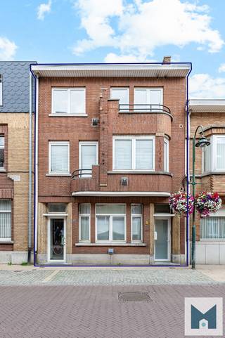 Bent u op zoek naar een interessante vastgoedinvestering met meerdere verhuureenheden en een reeds bestaande verhuuropbrengst? <br />Dan is dit appartementsgebouw met 5 studio's in het centrum van Lebbeke een mooie opportuniteit!<br /><br />Het gebouw omvat 5 afzonderlijke eenheden, waarvan 3 telkens voorzien van een leefruimte, een keuken, een badkamer en één slaapkamer.<br />En waarvan 1 is voorzien met extra berging en het laatste met extra slaapkamer en berging.<br />Maar liefst 3 van de 5 eenheden werden reeds vernieuwd, wat een belangrijke troef vormt met het oog op comfort en verhuurbaarheid.<br />Een extra pluspunt is de aangename tuin die het geheel een interessante meerwaarde geeft.<br /><br />Momenteel zijn 4 studio's reeds verhuurd via het ocmw, waardoor u vanaf de aankoop meteen beschikt over een 100% huurgarantie<br />Het huidige netto rendement betreft 3,96% (bruto 5.37%) - bij verhuur van alle eenheden een netto rendement van maar liefst 5% (bruto 6.78%) !<br />De eenheid die momenteel leeg staat, biedt de nieuwe eigenaar de mogelijkheid om de verhuurinkomsten verder te optimaliseren.<br />Dit maakt het pand bijzonder interessant voor wie op zoek is naar een investering met meerdere huurinkomsten binnen één geheel.<br /><br />Als extra pluspunt bevindt dit gebouw zich in het centrum van Lebbeke, met winkels, openbaar vervoer en scholen op wandelafstand.<br />Kortom een opportuniteit voor investeerders die hun vastgoedportefeuille verder wensen uit te breiden.<br /><br />EPC's variëren tussen label B (178 kWh/m² jaar) en label C (294 kWh/m² jaar) met uitzondering van de eenheid die momenteel leeg staat, dit betreft een label F (726 kWh/m² jaar)<br />Foto's werden met AI bewerkt met een 'opruim functie'.<br />Voor meer inlichtingen of een vrijblijvend bezoek kan u contact opnemen met Marik op het nummer 052/21.65.51 of mailen naar info@immomiddelpunt.be.