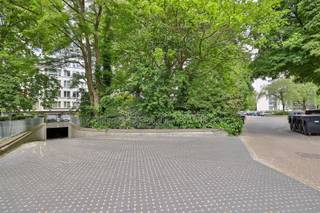 Une place de parking est à vendre dans le parking souterrain situé au 9-11, avenue Roest d'Alkemade.   * Pas de poteaux gênants * Stationnement...