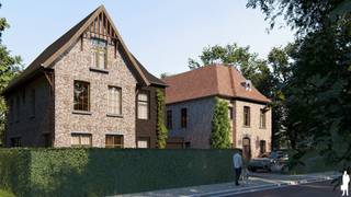 <strong>Exclusieve nieuwbouwwoning onder architectuur van Vlassak Architects</strong><br /><br /><strong>De woning wordt verkocht als casco ruwbouw winddicht, waardoor de verdere afwerking volledig naar eigen smaak en wensen kan worden gerealiseerd.</strong><br /><br /><strong>Gelijkvloerse verdieping</strong><br />
<ul>
<li>Ruime inkomhal met gastentoilet;</li>
<li>Royale living;</li>
<li>Ruime leefkeuken met directe connectie naar het terras en de tuin;</li>
<li>Praktische mudroom tussen de inkomhal en keuken, met doorgang naar de inpandige garage;</li>
<li>Inpandige garage met eveneens rechtstreekse toegang tot het terras en de tuin;</li>
</ul>
<strong>Eerste verdieping</strong><br />
<ul>
<li>Centrale nachthal met afzonderlijk nachttoilet;</li>
<li>Royale hoofdslaapkamer met eigen dressing en ensuite badkamer met afzonderlijk privétoilet ;</li>
<li>Tweede ruime slaapkamer;</li>
<li>Afzonderlijke tweede badkamer;</li>
</ul>
<strong>Tweede verdieping</strong><br />
<ul>
<li>Twee bijkomende slaapkamers;</li>
<li>Praktische technische berging;</li>
</ul>
<strong>Tuin en buitenruimte</strong><br />De leefkeuken staat rechtstreeks in verbinding met het terras van ca. 26 m² en de tuin. De westelijk georiënteerde tuin vormt een aangename verlenging van de leefruimtes en laat toe om in de namiddag en avond optimaal van de buitenruimte te genieten.<br /><br /><strong>Bijzonderheden</strong><br />
<ul>
<li>Architectuur van Vlassak Architects;</li>
<li>Geothermische warmtepomp;</li>
<li>Voorziening van zonnepanelen;</li>
<li>Verkoop als casco ruwbouw winddicht;</li>
<li>Mogelijkheid om de verdere afwerking volledig naar eigen smaak te realiseren;</li>
</ul>
<strong>De woning bevindt zich aan Molenheide in Pulderbos, in een groene en residentiële omgeving. Het landelijke karakter en de nabijheid van natuur worden gecombineerd met een vlotte bereikbaarheid van de omliggende gemeenten en dagelijkse voorzieningen.</strong>