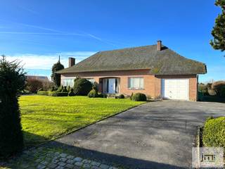 Deze ruime gelijkvloerse woning bevindt zich op een perceel van 5a55 aan de verbindingsweg tussen Wellen en Borgloon.We betreden de woning via de...