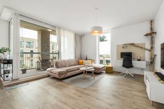 Dit hoekappartement (2021) is ideaal gelegen nabij het Parkbos, het Technologiepark, winkels, restaurants, openbaar vervoer en de belangrijkste invalswegen. Met de fiets bereik je in enkele minuten het bruisende centrum van Gent. Vanuit het appartement geniet je van een prachtig groen zicht op het Parkbos.
Het appartement maakt deel uit van residentie Parkhoeve, een stijlvolle residentie met villa-allure bestaande uit 54 appartementen verdeeld over 4 gebouwen, 2 woningen en een ondergrondse parking. Bewoners genieten van een mooi aangelegde binnentuin, veel buitenruimte, bezoekersparking en een gemeenschappelijke open schuur die vrij gebruikt kan worden.
Het appartement bevindt zich op de tweede verdieping en geniet van een zuidoost gerichte oriëntatie.
Indeling: inkomhal, lichtrijke leefruimte met open en volledig uitgeruste keuken, badkamer met inloopdouche, ligbad, lavabo en toilet, twee volwaardige slaapkamers waarvan één met dressing, en een praktische berging.
Verder beschikt het appartement over een ruime gemeenschappelijke fietsenberging op -1 en een privatieve staanplaats inbegrepen in de prijs. Het gebouw is uitgerust met een lift en voldoet aan de nieuwste bouwnormen met een energiezuinig EPC-label A.
Ontdek dit appartement tijdens het bezoekmoment op zondag 7/06 van 10u tot 12u. Maak jouw afspraak via els@keyimmo.be of 0468 13 77 64.