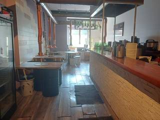 Deze handelsgelijkvloers is gelegen vlakbij de Kaaien en voetgangerstunnel. De winkel is +/- 90m² met een koer van +/- 27m².<br />Vlakbij "Cafe Beveren", "De Negen Vaten", "Hotel 't Sandt" e.a.
