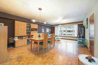 <span>Ruim en licht appartement met terras in hartje Borgerhout<br /><br /></span>Dit appartement is gelegen aan de Turnhoutsebaan 65 in Borgerhout, op wandelafstand van winkels, scholen en openbaar vervoer. De centrale ligging combineert stedelijk gemak met een rustige woonomgeving, ideaal voor wie alles dichtbij wil hebben zonder in te leveren op comfort.<br /><br />Bij binnenkomst op het tweede verdiep leidt de hal naar een ruime, lichtrijke woonkamer met grote ramen die zorgen voor een warme en uitnodigende sfeer. De aansluitende keuken biedt praktische ruimte en een extra berging met aansluiting voor was- en droogmachine. In de hal bevindt zich bovendien een handige berging die dienst kan doen als vestiairekast. Het appartement beschikt over twee comfortabele slaapkamers aan de linkerkant, een aparte toilet en een badkamer met douchebad. Vanuit een van de slaapkamers is er toegang tot een charmant terras op het noordoosten. Een privatieve kelder biedt extra opbergruimte en draagt bij aan het praktisch gebruiksgemak.<br />De EPC-score van het appartement bedraagt 264 kWh/m²·jaar (C), en er is geen renovatieverplichting van toepassing.<br /><br />Troeven:<br />Ruime, lichte woonkamer met grote ramen<br />Twee comfortabele slaapkamers en badkamer met douchebad<br />Praktische bergingen en privatieve kelder<br />Noordoostelijk terras voor ontspanning buiten<br />Centrale ligging nabij winkels, scholen en openbaar vervoer<br />EPC C – 264 kWh/m²·jaar, geen renovatieplicht