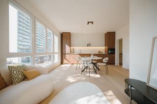 <p><span>Stijlvol wonen op een toplocatie met uitzicht en toekomstwaarde</span></p><p><span>Op een gegeerde locatie in Antwerpen, vlak bij het bruisende Zuid, bevindt zich dit karaktervolle appartement in een volledig vernieuwd residentieel gebouw. Hier woont u in een aangename woonomgeving met alle stadsvoorzieningen binnen handbereik, terwijl u tegelijk geniet van open zichten en een groene toekomst dankzij de ontwikkeling van Ringpark Zuid.</span></p><p><span>Het gebouw onderging een grondige totaal renovatie waarbij zowel de gemeenschappelijke delen als de technische infrastructuur volledig werden vernieuwd. Hierdoor combineert u het comfort van een nieuwbouwgevoel met de charme van een bestaande stadsresidentie.</span></p><p><span>Beschikbare entiteiten</span></p><ul><li><span>V1</span><span> Appartement met 1 slaapkamer ca. 75 m² licht op te frissen & verhuurd (leeg 1 oktober), </span><span>269.000 euro.</span></li><li><span>V2</span><span> Appartement met 2 slaapkamers ca. 75 m² hoogwaardig afgewerkt en onmiddellijk beschikbaar </span><span>339.000 euro.</span></li><li><span>V3</span><span> Appartement met 2 slaapkamers ca. 70 m² hoogwaardig afgewerkt en onmiddellijk beschikbaar </span><span>329.000 euro. </span></li></ul><p><span>De woonruimte baadt in natuurlijk licht dankzij de royale raampartijen en creëert een aangenaam gevoel van ruimte door de hoge plafonds. De gunstige ligging zorgt ervoor dat u dagelijks kunt genieten van zonrijke namiddagen en sfeervolle avonden in uw leefomgeving.</span></p><p><span>De hedendaagse keuken vormt het hart van de woning en werd uitgerust met kwaliteitsvolle apparatuur en een eigentijds design. Een plek waar functionaliteit en gezelligheid naadloos samenkomen.</span></p><p><span>De appartementen beschikken over een ruime slaapkamer, aangevuld met extra mogelijkheden voor een thuiswerkplek, dressing of hobbyruimte. De stijlvolle badkamer en praktische wasberging verhogen het dagelijkse wooncomfort.</span></p><p><span>Elke woonentiteit beschikt bovendien over een private kelderberging van ongeveer 8 m², ideaal voor extra opslagruimte.</span></p><p><span>Voor wie zorgeloos wil parkeren, is er op het gelijkvloers de mogelijkheid om een autostaanplaats aan te kopen voor </span><span>30.000</span><span> euro.</span></p><h3><span>Waarom kiezen voor dit project?</span></h3><ul><li><span>Volledig gerenoveerd gebouw met vernieuwde technieken en infrastructuur</span></li><li><span>Energiezuinige woonentiteiten met gunstig EPC</span></li><li><span>Asbestveilig</span></li><li><span>Open zichten op de Konijnenweide</span></li><li><span>Extra meerwaarde door de toekomstige ontwikkeling van Ringpark Zuid</span></li><li><span>Uitstekende bereikbaarheid met vlotte verbindingen naar centrum en invalswegen</span></li><li><span>Mogelijkheid tot parkeren in het gebouw</span></li><li><span>Kleinschalige residentie met beperkt aantal appartementen</span></li><li><span>Hoogwaardige afwerking en onmiddellijk instapklaar</span></li></ul><p><span>Een unieke opportuniteit voor zowel eigen bewoning als investering, op een locatie waar woonkwaliteit, bereikbaarheid en toekomstig groeipotentieel samenkomen.</span></p><p><span> </span></p><p><span> </span></p><p><span>Laat uzelf snel overtuigen en contacteer ons voor een bezichtiging. </span></p><p><span> </span></p>