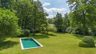 Zeer gunstig & centraal, op wandelafstand van het centrum van Brasschaat, instapklare hoogwaardig afgewerkte energiezuinige (A-label!) villa op...