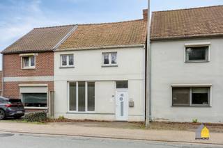 OMSCHRIJVING:- GELIJKVLOERS: Inkomhal, leefruimte (47 m²) met open keuken, trap naar de verdieping, grenzend aan de keuken de badkamer (3,00 x 2,80...