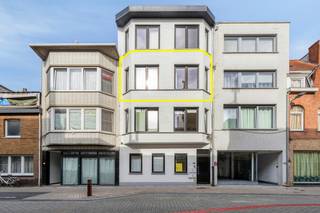 Découvrez ce bel appartement entièrement fini, situé dans une petite résidence au cœur de De Panne, à proximité du marché et à distance de marche de la plage.<br /><br />En entrant dans l'appartement, vous accéder à l'entrée qui mène à l'espace de vie lumineux. Grâce aux grandes fenêtres, vous profitez d'une agréable lumière naturelle. Le parquet chaleureux crée une ambiance conviviale et vous pouvez accéder au balcon depuis l'espace de vie.<br /><br />La cuisine ouverte s'intègre parfaitement au séjour et est entièrement équipée. <br /><br />De plus, l'appartement dispose de deux chambres à coucher spacieuses. La salle de bains moderne est équipée d'une douche à l'italienne et d'un meuble-lavabo. Un débarras pratique avec connexion pour une machine à laver. Il comprend également un toilet séparé.<br /><br />Le bien dispose également d'une cave privative située au sous-sol.<br /><br /><strong>ATOUTS :</strong>
<ul>
	<li>Emplacement central</li>
	<li>Deux chambres à coucher spacieuses</li>
	<li>Cave privative</li>
	<li>Électricité conforme</li>
</ul>
<strong>Prix :</strong>

<ul>
	<li>800 €/mois</li>
	<li>Pas de charges de syndic</li>
</ul>