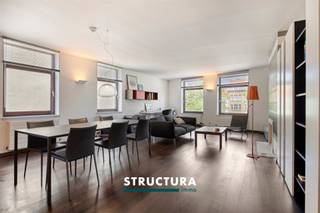 Bent u op zoek naar een ruim, modern en charmant appartement in het hart van Brussel? Dan is dit goed onderhouden appartement aan de Baksteenkaai precies wat u zoekt.Het appartement bevindt zich op de 3e verdieping van een klein mede-eigendom (lift aanwezig in het gebouw).Praktische en logische indeling: ruime inkomhal, lichtrijke en ruime woonkamer met moderne open keuken, 2 slaapkamers, doucheruimte met inloopdouche, apart toilet en een berging. Privékelder beschikbaar.De ligging is ongetwijfeld een extra troef. De Baksteenkaai ligt centraal in het hart van het historische centrum van Brussel, met talrijke winkels, restaurants, openbaar vervoer en buitenactiviteiten in de directe omgeving.Enkele kenmerken:Uitstekende ligging – Centrale ligging vlakbij alle voorzieningenModerne loftstijl Ruime en lichtrijke ruimtes Elektrische installatie conform de voorschriftenPraktische en logische indelingPrivékelderAparte meters voor gas en elektriciteitZeer goed onderhouden Meer informatie of een bezichtiging ter plaatse? Contacteer STRUCTURA op 02 460 80 46 of info@structura.be.