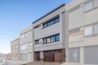 TE KOOP IN OOSTAKKERDeze op te frissen woning is gelegen in een doodlopende straat vlakbij het centrum van Oostakker en heeft een vlotte verbinding...