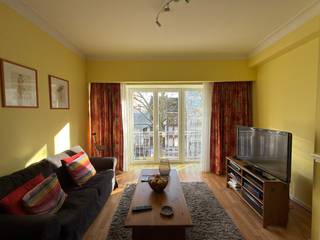 Dit appartement met 1 slaapkamer bevindt zich op een aantrekkelijke locatie in 2018 Antwerpen. Dankzij de vlotte bereikbaarheid en de nabijheid van winkels, scholen, openbaar vervoer, is dit pand ideaal gelegen voor eigen bewoning of als investering.<br />Het appartement heeft een bewoonbare oppervlakte van 65 m². Aan de voorzijde heeft het appartement een ruime glaspartij met porte-fenêtre, wat zorgt voor een aangename lichtinval in de leefruimte. Het appartement heeft een interessante indeling en biedt de basis om dit pand eventueel te renoveren naar eigen smaak. Aan de achterzijde geniet het appartement een terras met open zicht op groen. Het appartement beschikt over een kelderberging.<br /><br />Indeling:<br />Via de inkomhal betreedt u het appartement, die toegang biedt tot de lichtrijke leefruimte, waar een grote raampartij zorgt voor natuurlijke lichtinval. Aan de andere zijde van de hal bereik je een compacte keuken, daarnaast is er een kleine badkamer. Ten slotte vind je de slaapkamer met terras aan de achterzijde van het gebouw. Dit zorgt voor extra rust in een levendige buurt.<br /><br />Dit appartement is de ideale opportuniteit voor wie op zoek is naar een aangenaam pand, op een interessante locatie in Antwerpen.