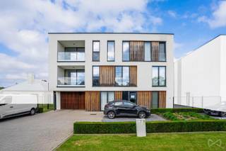 <p>Het appartement bestaat uit een inkomhall, een leefruimte met open keuken en gezellig terras, een badkamer met inloopdouche en toilet, een slaapkamer en een wasplaats.</p>
<p>Kelder en binnen staanplaats inbegrepen.</p>
<p>Lasten 70€ (onderhoud gemeenschappelijke delen, lift,..)<br /><br /></p>
<p></p>