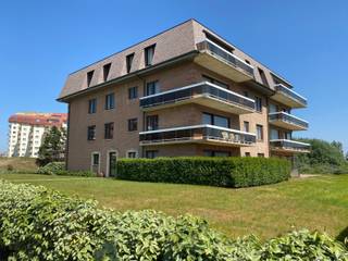 <div>
<p>Situé dans un quartier calme et central de Koksijde, ce charmant appartement de plain-pied dispose d'un salon lumineux, d'une cuisine fonctionnelle et d'une salle de bains confortable avec WC. Son agencement est idéal pour ceux qui recherchent un logement compact mais de qualité.</p>
<p>La chambre offre suffisamment d’espace et s’intègre harmonieusement à l’espace de vie. À l’extérieur, vous profiterez d’une terrasse spacieuse, parfaite pour prendre un café le matin, un apéritif au soleil ou pour apporter une touche de verdure avec des plantes.</p>
<p>Atout supplémentaire : il est possible d’acheter un garage, ce qui est idéal en bord de mer où les places de parking valent leur pesant d’or.</p>
<p>Avec la mer, les commerces, les restaurants et les transports en commun accessibles à pied, cet appartement constitue un point de chute idéal pour une résidence principale, une résidence secondaire ou un investissement.</p>
<p>Pour plus d’informations ou pour une visite, contactez Bruno au 0496 234126 ou par e-mail à bruno.vanthuyne@acasa.immo</p>
<p></p>
</div>