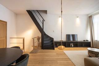 Op een strategische locatie in het centrum van Ninove bevindt zich dit instapklare handelspand met bovenliggend stijlvol appartement. Het...