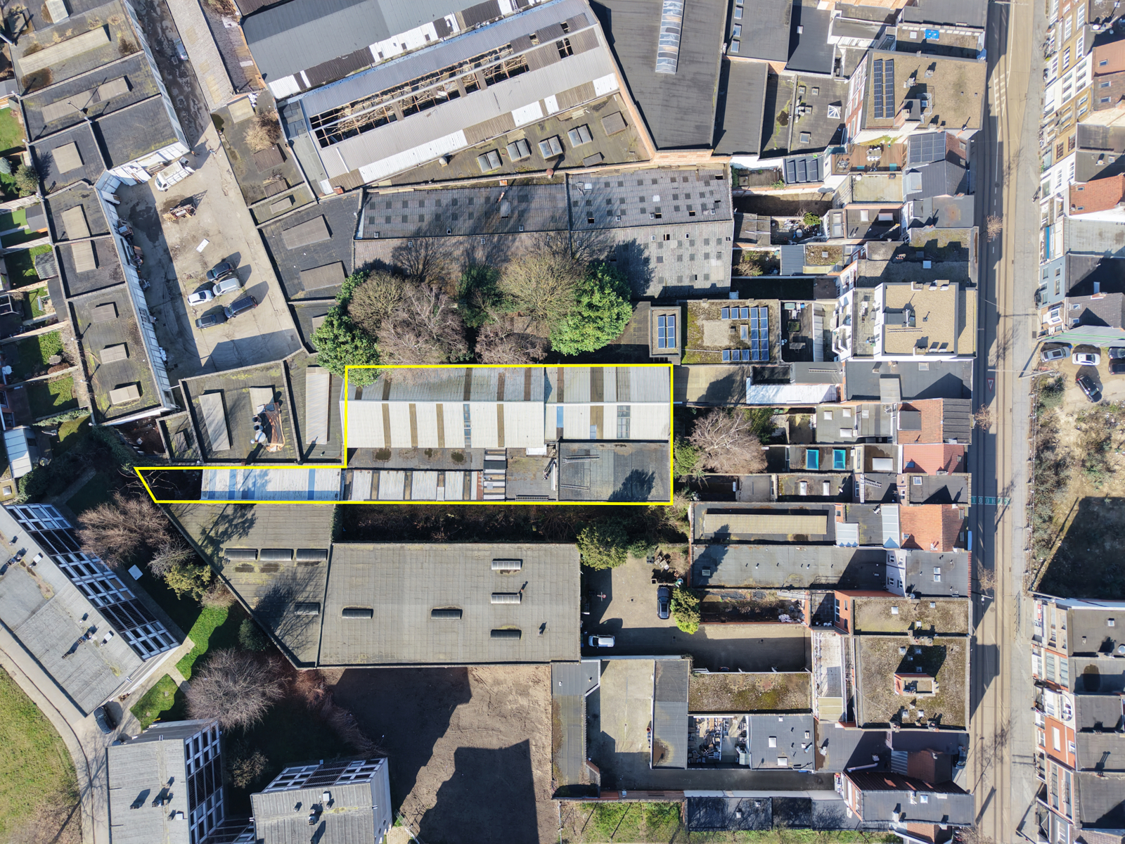 Ruime opslagplaats van ca. 1.100m². - foto 1