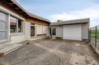 Ruimte, mogelijkheden en wonen/werken perfect gecombineerd...dit is geen doorsnee eigendom.<br />Deze unieke eigendom omvat een indrukwekkende loods van ca. 550 m² in combinatie met een zeer ruime woning. Ideaal voor zelfstandigen, ondernemers of wie op zoek is naar aanzienlijke opslag- of werkruimte aan huis.<br />De loods is perfect geschikt als werkplaats, atelier of opslagruimte.<br />De woning beschikt over vier zeer ruime slaapkamers en biedt tal van mogelijkheden om ze volledig naar eigen smaak in te richten. De ramen en deuren werden reeds vernieuwd, wat bijdraagt aan het wooncomfort. Daarnaast zorgt o.a. het elektrisch hek voor extra veiligheid en privacy.<br />Kortom, een zeldzame opportuniteit voor wie op zoek is naar veel ruimte en flexibiliteit, met de mogelijkheid om wonen en werken naadloos te combineren. Een uniek pand in de streek dat zeker uw aandacht verdient.