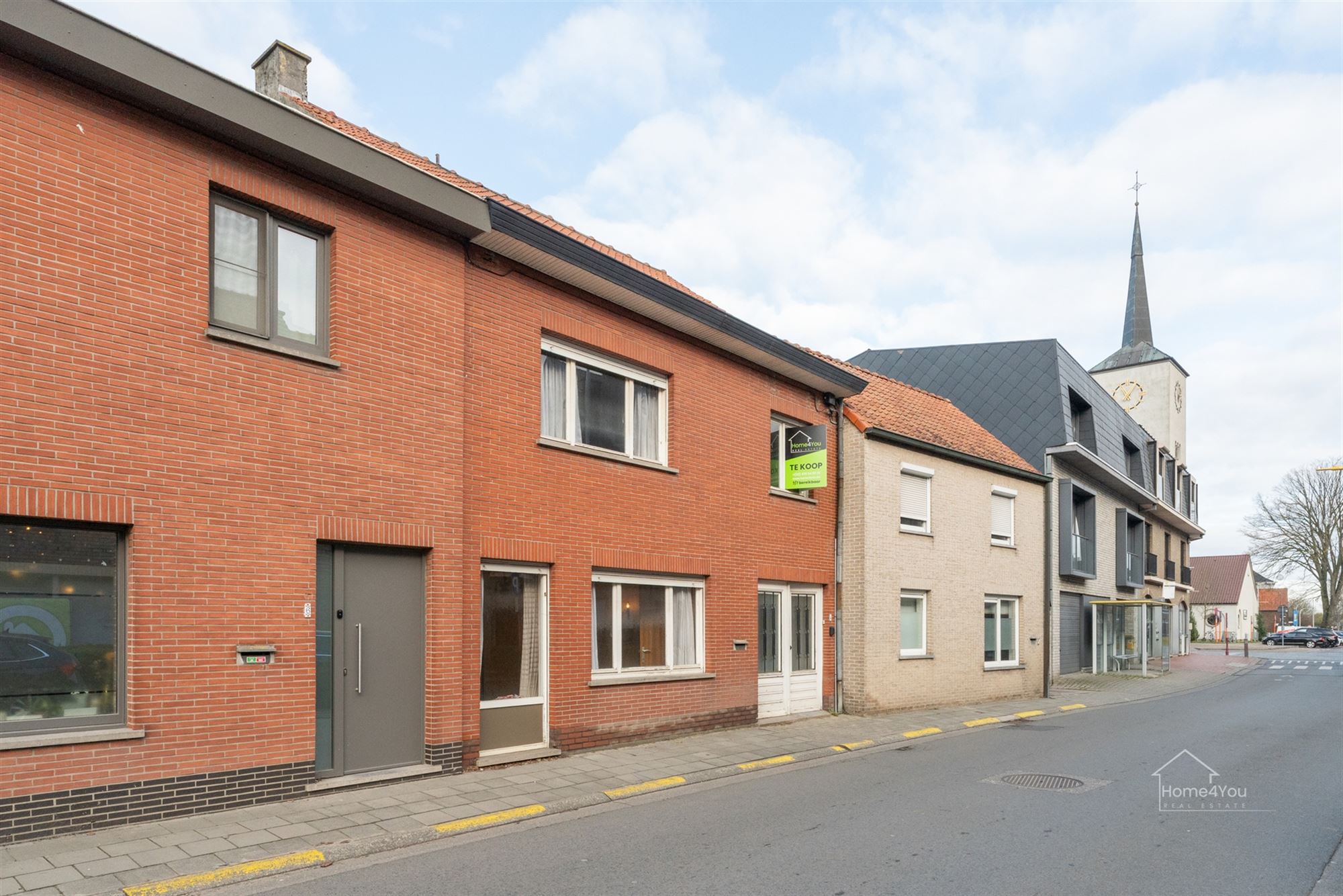 Spacieuse maison mitoyenne avec potentiel sur le village ! - photo 2