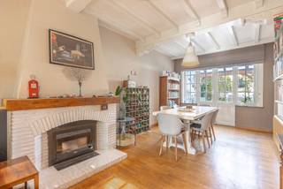 <p><strong>Karaktervolle gezinswoning met leuke tuin, garage en veel bergruimte<br /></strong>Gelegen vlakbij centrum Dilbeek, scholen en invalswegen.<br /></p><p>Deze statige cottagewoning met karakter, ruimte geniet een uitstekende ligging. Ze omvat meerdere ruime slaapkamers en een bureau op het gelijkvloers.</p><p></p><p>De woning heeft een warme uitstraling en een doordachte indeling, inkomhal met vestiaire en toilet, apart bureau, woonkamer met pelletkachel en charmante parketvloer, een mooie halfopen keuken met Belgische blauwe steen.<br /><br />Leef en keukenruimte geven uit op het overdekte terras met eikenhouten pergola die fungeert als verlengde van de leefplaats, zeker in voorjaars- en zomerseizoen.</p><p></p><p>Drie slaapkamers (14m² - 13m² -10 m²), badkamer met ligbad en douche, apart toilet, én een ingerichte zolderverdieping als vierde kamer of hobbyruimte.<br /><br />Volledige onderkeldering met garage, wasplaats en meerrdere ruime kelderruimtes. Technische leidingen, aanvoeren en afvoeren werden volledig vernieuwd in 2008.<br /><br />De tuin is afgesloten, heeft een mooie orientatie en is te genieten zonder enige inkijk.<br /></p><p>Mits beperkte opfrissing is deze woning een uitgelezen kans voor de liefhebber van charmant wonen.<br /></p><p><strong>Bijzonder voordeel, </strong>de woning werd opgenomen in de vastgestelde erfgoedinventaris, en hierdoor geniet de woning een vrijstelling van de renovatieplicht ondanks label F.<br /></p><p>EPC 561 kWh/m²jaar label F<br />Code 3708068<br />Asbestveilig<br />Elektrische keuring conform arei</p>