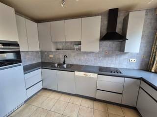 <span>Dit appartement is gelegen in het centrum van Geel.</span><br /><br /><span>Via de ruime inkomhal betreden we de grote woonkamer met open keuken. De keuken is voorzien van een combi-oven, een vaatwasser, een koelkast en een kermasche kookplaat.</span><br /><br /><span>Via een schuifraam aan de achterzijde hebben we toegang tot het achtergelegen terras en tuintje. Via het tuinpoortje bereik je de garage, welke inbegrepen is in de huurprijs.</span><br /><br /><span>Verder hebben we nog een ruime slaapkamer, een berging, een badkamer met douche en een apart toilet.</span><br /><br /><span>In de kelder beschik je bovendien nog over een grote extra berging.</span><br /><span>Verlichting en gordijnen zijn reeds geïnstalleerd.</span><br /><br /><span>Geen gemeenschappelijke kosten.</span><br /><br /><span>Beschikbaar vanaf 1/4/2026</span><br /><br /><span>De troeven:</span><br /><br /><span>- Gelijkvloers met tuintje</span><br /><span>- Rustig gelegen</span><br /><span>- Garage</span><br /><span>- Ruime kamers</span><br /><span>- Kelderberging</span><br /><br /><span>Heb je interesse? Klik op de gele knop '<strong>IK WENS EEN BEZOEK</strong>!'</span>