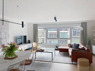 Lichtrijk appartement te huur in Oostende. Dit appartement met twee slaapkamers is gelegen op een toplocatie in het centrum op een zucht van de zee. Het appartement is voorzien van een lichtrijke leefruimte met moderne open keuken.Indeling:- inkom- leefruimte met open keuken- berging- apart toilet- badkamer- slaapkamer 1- slaapkamer 2- ruime berging in de kelder + lokaal voorzien om afval te plaatsenMaandelijkse kosten: €85,-Ben je geïnteresseerd in dit pand te huur in Oostende? Ga naar de website www.dewaele.com, klik op het pand dat je wenst te huren. Via de rode knop "vraag je bezoek aan" vragen we u kort een profiel in te vullen. Daarna nemen we contact op voor een bezoek. Telefonisch kunnen er geen afspraken gemaakt worden.