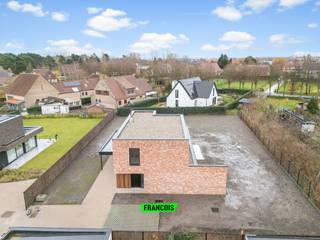 Villa in afwerkingsfase - bezoek ter plaatse mogelijk op afspraak. Uiterst ruim perceel. Energiezuinig E30. 2 badkamers en 4 slaapkamers...