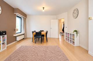 Op wandelafstand van de dorpskern en het marktplein van Kapellen bevindt zich dit verzorgd gelijkvloers appartement met 3 slaapkamers, een aangename tuin en een private garage.<br /><br />Via de ruime inkomhal met ingemaakte vestiairekast en apart gastentoilet kom je in de gezellige leef- en eetkamer op parketvloer. De grote raampartijen zorgen voor veel natuurlijk licht. Aansluitend bevindt zich de open keuken met ontbijttoog, ingericht met een kookplaat, dampkap, oven en voldoende kastruimte. Koelkast vaatwasmachine zijn beiden nieuw gekocht dit jaar en genieten nog van 5 jaar garantie. Verder is er een praktische berging met aansluitingen voor wasmachine en droogkast.<br /><br />Het appartement beschikt over drie slaapkamers, waarvan twee ruime kamers en een kleinere kamer die ook perfect dienst kan doen als bureau of hobbyruimte. De badkamer is uitgerust met een ligbad met douchescherm en een dubbel lavabomeubel.<br /><br />Een mooie troef is de private tuin met ruim terras, waar je in alle rust kan genieten van het buitenleven. De tuin is mooi aangelegd, biedt veel privacy en beschikt over een vaste barbecue. Via een poortje achteraan heb je bovendien rechtstreeks toegang tot de private garage.<br /><br />Dankzij de gelijkvloerse ligging, de praktische indeling en de centrale locatie is dit een aangenaam appartement voor wie comfortabel wil wonen met alle voorzieningen binnen handbereik.<br /><br />Bijzonderheden: aluminium ramen met dubbele beglazing en rolluiken, drie slaapkamers, private tuin met terras en rechtstreekse toegang tot de garage.<br /><br />Meer informatie of een bezoek? Contacteer ons via 03 568 03 03 of info@vastgoed03.be.