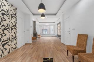 <p><span> </span></p><p><span>Op enkele stappen van zee en haven: ruime duplex met potentieel</span></p><p><span>Deze lichtrijke duplex bevindt zich op wandelafstand van de zee en de haven en biedt alle comfort voor vaste bewoning of een geslaagde vakantie met twee gezinnen.</span></p><p><span>De woning beschikt over een aparte inkomhal, een gezellige leefruimte met houtkachel, een volledig geïnstalleerde keuken, twee volwaardige slaapkamers en twee badkamers. Dankzij de slimme indeling is er voldoende ruimte voor een gezin of twee families die samen willen genieten van de kust.</span></p><p><span>Troeven:</span></p><ul><li><span>Toplocatie nabij zee en haven   </span></li><li><span>Gelijkvloers duplex app met aparte inkom</span></li><li><span>Gezellige leefruimte met houtkachel </span></li><li><span>Volledig uitgeruste keuken      </span></li><li><span>2 badkamers en 2 slaapkamers </span></li><li><span>Veel potentieel als investering of tweede verblijf</span></li></ul><p><span>Mis deze kans niet en ontdek zelf de mogelijkheden van dit veelzijdige pand!</span></p><p><span>Bel 050/41.55.50</span></p><p><span> </span></p>