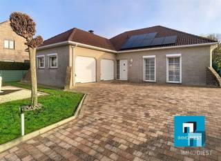 Immo Diest heeft weer een pareltje in portefeuille.Op zoek naar een instapklare, perfect onderhouden villa in een rustige, groene omgeving?Deze open...