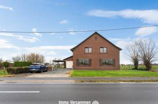 <p><span>Verrassend ruime, landelijke woning te Putte, gelegen op een knap perceel van ruim 21 are met een straatbreedte van maar liefst 50 meter.</span></p><p><span> </span></p><p><span>Deze riante woning biedt met zijn ruime vloeroppervlakte en functionele indeling heel wat potentieel.Een aangename woonkamer met aansluitend leefkeuken bieden een ideale thuis om mensen te ontvangen. De woning is vlot toegankelijk met heden alle woonruimtes inclusief 1 slaapkamer en badkamer op het gelijkvloers. In de garage is nog een extra doucheruimte voorzien. De nachthal op de eerste verdieping geeft toegang tot 2 extra slaapkamers en een zeer ruime zolder, dewelke ingericht kan worden met meerdere extra kamers. Ruime bergplaatsen en een inpandige stal zorgen voor ruim voldoende stockageruimte. Parkeergelegenheid is gegarandeerd dankzij de ruime oprit en garage. En indien u niet binnen wenst te vertoeven, kan u van de tuin rondom de woning genieten - met prachtig zicht op omliggende weilanden en groen.</span></p><p><span> </span></p><p><span>Absoluut aangenaam wonen centraal tussen dorpscentra van Putte en Onze-Lieve-Vrouw-Waver, doch met vlotte bereikbaarheid via belangrijke invalswegen (o.a. R6 - E19), centraal gelegen tussen Brussel en Antwerpen, Mechelen - Leuven.</span></p><p><span>Mits renovatie een knappe woonst !</span></p><p><span> </span></p>