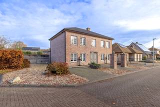 <p><strong>Ruime, instapklare villa in doodlopende straat – Pinksterbloemlaan 18, Oostmalle</strong><br /><br />In een bijzonder rustige, groene omgeving, op korte afstand van het centrum van Oostmalle, ligt deze uitstekend onderhouden villa op een riant perceel. De woning biedt een uitzonderlijke indelingsmogelijkheid: bij binnenkomst kan je kiezen tussen twee afzonderlijke leefruimtes. Hierdoor leent de woning zich perfect voor wie een praktijk, kantoor, salon of zelfs een gelijkvloerse studio wil integreren, met volledige privacy gegarandeerd.</p>
<p><br />De vernieuwde leefkeuken vormt het warme hart van de woning en sluit naadloos aan op de lichtrijke veranda met uitzicht over de fraai aangelegde tuin en het verwarmde zwembad. Verder omvat het gelijkvloers een gastentoilet, een bijzonder praktische wasplaats/berging en een bureau.</p>
<p>Op de eerste verdieping bevinden zich vier ruime slaapkamers, een piekfijn onderhouden badkamer en een aparte toiletruimte. De zolderverdieping biedt extra opslagruimte of potentieel voor verdere inrichting.</p>
<p>De volledig omheinde tuin garandeert rust en privacy, terwijl de ruime garage en de aanwezige kruipruimte het wooncomfort extra verhogen.</p>
<p><br />Troeven<br />- Unieke indeling met twee leefruimtes, ideaal voor kantoor/praktijk of studio<br />- Uitstekend gelegen in een doodlopende, zeer rustige straat<br />- Energiezuinig dankzij recente condensatieketel (2022)<br />- Volledig asbestveilige woning<br />- Mooie, afgesloten tuin met verwarmd zwembad-<br />- Vernieuwde leefkeuken<br />- Oerdegelijke, hoogwaardige constructie<br />- Vloerverwarming en rolluiken<br /><br />Interesse? Contacteer FLOR Vastgoed en plan uw bezoek in!</p>