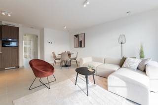 <p>Op een absolute toplocatie in Oostende, vlak bij de Zeedijk, de Japanse Tuin en de Venetiaanse Gaanderijen, verrijst <strong>Residentie Yolande</strong>: een kleinschalig nieuwbouwproject met slechts vijf entiteiten. Hier woon je rustig en stijlvol, met alle troeven van stad en strand binnen handbereik.</p>
<p></p>
<p>Het gebouw onderscheidt zich door zijn verfijnde indeling:</p>
<ul>
<li>
<p>een uniek duplexappartement op het gelijkvloers en eerste verdiep</p>
</li>
<li>
<p>drie praktisch ontworpen éénslaapkamerappartementen op de tweede, derde en vierde verdieping</p>
</li>
<li>
<p>een luxueus duplex-penthouse met panoramisch uitzicht bovenaan</p>
</li>
</ul>
<p></p>
<p>Alle appartementen beschikken over een <strong>ruim terras, ideaal georiënteerd op de avondzon</strong>, zodat je elke dag kan genieten van een buitenruimte in alle comfort.</p>
<p>Binnenin geniet je van een lichtrijke leefruimte, een volledig uitgeruste keuken, een moderne badkamer en een afzonderlijk toilet. Alles wordt <strong>sleutel-op-de-deur</strong> afgewerkt met duurzame materialen. Bezoek gerust het gloednieuwe modelappartement en ontdek de kwaliteit zelf.</p>
<p>Praktisch comfort wordt niet vergeten: er is een <strong>gemeenschappelijke fietsenberging</strong>, en wie extra opbergruimte wenst, kan een <strong>individuele kelderberging</strong> aankopen.</p>
<p>Dankzij de energiezuinige bouw en de mogelijkheid om aan <strong>6% btw</strong> aan te kopen (onder voorwaarden), combineert Residentie Yolande een slimme investering met zorgeloos woonplezier.</p>
<p><strong></strong></p>
<p><strong>Troeven</strong></p>
<ul>
<li>
<p>Absolute toplocatie: vlak bij Zeedijk, Japanse Tuin en Venetiaanse Gaanderijen</p>
</li>
<li>
<p>Kleinschalig gebouw met slechts 5 entiteiten</p>
</li>
<li>
<p>Royale terrassen met avondzon</p>
</li>
<li>
<p>Uniek duplexappartement en luxueus penthouse</p>
</li>
<li>
<p>Sleutel-op-de-deur afwerking, modelappartement beschikbaar</p>
</li>
<li>
<p>Energiezuinig en toekomstgericht wonen</p>
</li>
<li>
<p>Aankoop mogelijk aan 6% btw (onder voorwaarden)</p>
</li>
<li>
<p>Gemeenschappelijke fietsenberging + optionele kelderberging</p>
</li>
</ul>