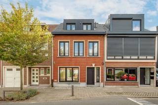 <p>Appartement au rez-de-chaussée superbement rénové à Ekeren-Donk.<br />Rénovation complète et économe en énergie avec des matériaux raffinés.<br />À quelques pas des commerces, des écoles et des transports en commun.<br />Agencement : très grand salon avec parquet à chevrons, cuisine ouverte entièrement équipée avec tous les appareils électroménagers, WC séparé, salle de bains avec douche à l'italienne pratique, armoire à linge, chambre calme côté jardin, grand jardin avec terrasse ensoleillée.<br />Atouts : sans amiante, installation électrique conforme, EPC « A » (panneaux solaires privatifs inclus), compteurs individuels –> faibles charges<br />Cave de rangement incluse <br />Possibilité d'acheter la parcelle de terrain située à l'arrière pour la construction d'un garage (jouxte la parcelle à l'arrière) moyennant un supplément.</p>