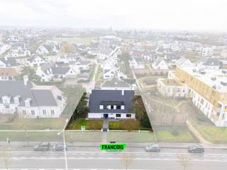 Gelegen op een centrale en gegeerde locatie aan de Koning Albert I-laan 45 in Blankenberge, vinden we deze verzorgde meergezinswoning met...