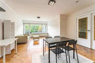 <p><span>Rustig wonen aan het Citadelpark!</span></p><p><span> </span></p><p><span>Dit instapklaar appartement met twee slaapkamers begeeft zich op de zevende verdieping. Je geniet er van een fantastisch uitzicht en veel lichtinval. Het appartement bevindt zich op een gegeerde ligging, op wandelafstand van Station Gent-Sint-Pieters, makkelijk bereikbaar met de wagen en vlakbij het centrum van Gent.</span></p><p><span>De ruime living sluit naadloos aan op het zuidgericht terras met panoramisch zicht op het Citadelpark en de invalswegen. Verder beschikt het appartement over twee ruime slaapkamers (9 m² & 15 m²), een badkamer met ligbad & toilet en een inkomhal met ingebouwde kasten.</span></p><p><span> </span></p><p><span>Enkele troeven op een rijtje: </span></p><ul><li><span>Uniek en vrij uitzicht op het Citadelpark</span></li><li><span>Apart gastentoilet</span></li><li><span>Zuidgericht terras aan de leefruimte</span></li><li><span>Veel authentieke elementen</span></li><li><span>Gunstig EPC-label B (173 kWh/m² jaar)</span></li><li><span>Uitstekende bereikbaarheid</span></li><li><span>INCLUSIEF </span><span>autostaanplaats (t.w.v. €32.000,-)</span></li></ul><p><span> </span></p><p><span>Ideaal dus voor wie iets zoekt om leuk te woning in Gent, of om te investeren met zicht op groen! Wil je een bezoek inplannen? Wacht niet langer en contacteer mij via anthes@defooz.com of op het nummer 0486/46.23.95. </span></p><p><span> </span></p>