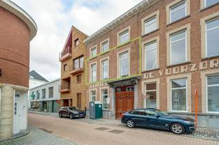 <p>Interesse in dit pand? Neem voor bijkomende informatie of het maken van een afspraak rechtstreeks contact op met Steven Plompen via <strong>+32 498 61 58 86</strong> of <strong>steven@copandi.be</strong>.</p><p></p><p>Op zoek naar een energiezuinig appartement in het centrum van Mechelen? Dit 1-slaapkamerappartement bevindt zich op de 1e verdieping van het kleinschalige nieuwbouwproject Beghardi met een ruime, gemeenschappelijke binnentuin. Gelegen op wandelafstand van de Grote Markt, biedt dit appartement comfort, moderne voorzieningen en een uitstekende ligging. Een staanplaats in de ondergrondse parking is inbegrepen in de prijs.</p><p></p><p><strong>Indeling</strong></p><p>De inkomhal met gastentoilet leidt naar de ruime leefruimte met een open, volledig uitgeruste keuken. Aansluitend bevindt zich een praktische berging. </p><p>De slaapkamer beschikt over een en-suite badkamer met douche en lavabo. Vanuit de slaapkamer heeft u toegang tot een klein terras/balkon. </p><p>Daarnaast is er een open gang achteraan het appartement die kan dienen als extra buitenruimte. </p><p>De gemeenschappelijke binnentuin biedt een heerlijke plek om te ontspannen.</p><p></p><p>Dit appartement combineert modern wonen met energiezuinigheid en lage verbruikskosten. </p><p></p><p>✅ Energiezuinig met E-peil 30</p><p>✅ Warmtepomp, zonnepanelen en vloerverwarming</p><p>✅ Ventilatiesysteem D voor optimaal comfort</p><p>✅ Ondergrondse staanplaats dient bij gehuurd te worden à 100 euro/maand</p><p>✅ Mogelijkheid tot laadpaal</p><p>✅ Fietsenstalling beschikbaar</p>