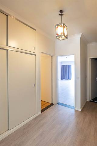<p><span>Ligging:</span></p><p><span> </span></p><p><span>Instapklaar appartement op de 2de verdieping van een gebouw met lift gelegen te Deurne-zuid met in de directe omgeving alle voorziening zoals buurtwinkels, supermarkten, scholen ziekenhuis, post banken en toegang tot het openbaar vervoer.</span></p><p><span> </span></p><p><span>Indeling:</span></p><p><span> </span></p><p><span>Inkomhal met veiligheidsdeur en bergkast, ruime woonkamer (34 m²) met breed schuifraam naar het terras, vernieuwde moderne keuken met toestellen, vernieuwde badkamer met ligbad en douche, apart toilet en drie slaapkamers (17 - 11 -9 m², 1 tussenkamer)</span></p><p><span>In de kelder van het gebouw is er een individuele berging.</span></p><p><span> </span></p><p><span> </span></p><p><span>Technische kenmerken;</span></p><p><span> </span></p><p><span>EPC Label B (gunstig EPC, geen renovatieplicht), nieuwe keuken en badkamer, nieuwe pvc ramen achteraan met hoogrendementsbeglazing, individuele CV op aardgas (Vaillant combi-ketel)</span></p>