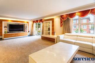 <strong>Riante woning met zonnige tuin gelegen in de gegeerde Oosterveldwijk te Wilrijk. De woning is voorzien van een polyvalente praktijkruimte/bureau/hobbyruimte op de gelijkvloerse verdieping welke diverse mogelijkheden biedt naar invulling voor privé of in combinatie met een professionele activiteit, kangoeroewonen. Zeer centraal gelegen nabij scholen, winkels, ziekenhuizen, supermarkten, openbaar vervoer, belangrijke in- en uitvalswegen. </strong><br /><br /><span><strong>INDELING:</strong></span> <br />Op het gelijkvloers bevinden zich vooraan 2 inpandige garages met automatische poort (ca. 3m x 6,5m en 3m x 6,2m) met technische ruimte en een oprit voor meerdere wagens. <br />Via de inkomhal, voorzien van kasten, heeft u toegang tot de polyvalente ruimte / praktijkgedeelte (ca. 8,24m x 5,3m) welke diverse mogelijkheden biedt naar invulling voor privé of in combinatie met een professionele activiteit, kangoeroewonen. Deze ruimte is tevens voorzien van een aparte ruimte ca. 3,1m x 3,4m en een douchekamer van ca. 1,62m x 2,02m voorzien van douche, toilet en een enkel lavabo in een meubel. <br /><br />De trap geeft u toegang tot de<em> eerste verdieping</em>: de HAL is voorzien van een apart gastentoilet. De L-vormige woonkamer is opgedeeld in een ZITKAMER ca. 4,m x 8,24m en een EETKAMER ca. 3,07m x 3,34m. De woonkamer is uitgerust met airco. Vanuit de eetkamer heeft u toegang tot de ingerichte KEUKEN. De keuken is voorzien van opbergkasten en is uitgerust met o.a. oven, gasvuur, dampkap, afwasmachine, dubbele spoelbak en een ontbijthoek. Aansluitend heeft u het terras op de eerste verdieping welke toegang geeft tot de tuin.<br />Verder bevindt zich op de eerste verdieping een SLAAPKAMER ca. 2,8m x 3,71m en een ingerichte BADKAMER ca. 1,8m x 3,2m met dubbele lavabo, ligbad en een douche. <br /><br />De <em>tweede verdieping</em> is opgesplitst in twee ruimtes (volgens plan en vergunning 2 studio's of 2 één-slaaplamer appartement) . De eerste ruimte beschikt over een SLAAPKAMER ca. 30m² en een uitgeruste BADKAMER ca. 2,3m x 2,5m voorzien van lavabo, douche en toilet. Er is tevens nog een extra SLAAPKAMER/BUREAURUIMTE aanwezig van ca. 3,24m x 2,8m.<br />de nachthal geeft u toegang tot de tweede ruimte achteraan welke is uitgerust met twee SLAAPKAMERS ca.10m² en 27,9m² en een ingerichte BADKAMER ca. 2,3m x 2,5m die voorzien is van douche, lavabo en een toilet.<br /><br />Verder kan u heerlijk genieten van de zonnige zuidgerichte tuin.<br /><br /><span><strong>BIJZONDERHEDEN: </strong></span><br />* Riante woning met zuidgerichte tuin gelegen op uitstekende locatie te Oosterveldwijk nabij Pulhofwijk. <br />* Gelijkvloerse verdieping kan polyvalent ingericht worden als woonst, praktijk, bureau, hobbyruimte, kangoeroewonen<br />* Extra slaapkamers zijn mogelijk <br />* 2 inpandige garages, oprit voor meerdere wagens<br />* Bouwjaar 1994/1995, elektrische rolluiken, alarm, videofoon, airco<br />* Volgens plan gekend als een appartementsgebouw / building