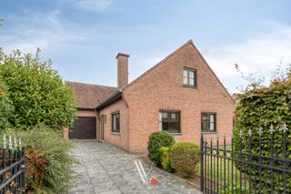 <p>Deze<strong> ruime woning</strong> aan de Elegastlaan in Izegem heeft een <strong>uiterst rustige ligging</strong> met weinig tot geen doorgaand verkeer. Wanneer je de straat uit rijdt, kom je terecht in een<strong> landelijke omgeving</strong>. Toch bevindt de woning zich vlakbij het centrum van Izegem en vlakbij <strong>belangrijke invalswegen</strong>.<br /><br />De woning beschikt over een bewoonbare oppervlakte van 212 m² en is gelegen op een <strong>perceel van 936 m²</strong>. <br /><br />De woning omvat op het gelijkvloers een lichtrijke woonkamer, een ruime keuken, twee slaapkamers en een badkamer. Daarnaast zijn er een kelder en zolder, waar je extra bergruimte hebt en waar je zeker 3 slaapkamers kan bij creëren. Tenslotte is er nog een zeer ruime garage. <br />Kortom, <strong>mogelijkheid tot 5 slaapkamers</strong>! <br /><br />De woning werd gebouwd in 1984 en biedt heel wat mogelijkheden om ze naar eigen smaak te moderniseren. <strong>Het ruime perceel en de groene omgeving</strong> maken dit een interessante woning voor wie op zoek is naar ruimte, comfort en potentieel.<br /><br />Deze woning valt onder de renovatieplicht. <br /><br />Interesse? Neem contact met ons op voor meer informatie of een bezichtiging.</p>