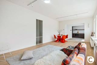 <p><span>Pulhof - kwalitatief gerenoveerd 2 slaapkamer appartement met 2 terrassen!</span><span><br /></span><span>Met veel passie, kennis en kunde werd dit ruim en lichtrijk 2 slaapkamer appartement kwalitatief gerenoveerd.</span><span> U dient enkel te verhuizen, uit te pakken en te genieten! Het appartement ligt op de 2</span><span><sup>e</sup></span><span> verdieping van een kleinschalig en prima onderhouden gebouw in hartje Pulhof, om de hoek van het prachtige Middelheim- en Leeuwerikpark. Dankzij deze gegeerde, centrale ligging zijn parken, scholen, winkels, sportfaciliteiten, openbaar vervoer en invalswegen steeds vlakbij, evenals het bruisende Antwerpse stadsleven. Bent u op zoek naar een modern appartement dat geniet van alle hedendaagse comfort, waar privé- en werkleven hand in hand gaan? Mis deze unieke kans dan zeker niet!</span><span><br /><br /></span><span>Inkomhal, leefruimte, keuken, toilet & berging:</span></p><p><span>U betreedt dit trendy appartement via de inkomhal met veiligheidsdeur, praktische berging en apart gastentoilet met mechanische ventilatie. De omvangrijke leefruimte op volhouten parket (eik) geniet enorm veel natuurlijk licht en leent zich perfect tot elk interieur. De prachtige open keuken is een ware "eye-catcher" die voorziet in kwalitatieve toestellen (inductievuur met recirculatie-dampkap, combi-oven, vaatwasser, koelkast en vriezer). Ook vindt u hier een geïntegreerde waskast terug met de aansluitingen voor de wasmachine. De schitterende design verlichting in héél het appartement is inbegrepen. <br /><br /></span><span>Nachthal, slaapkamers & badkamer:</span><span><br />De mat-witte tussendeur met gietijzeren look verleent toegang tot de nachthal. Beide slaapkamers zijn ruim (ca. 12m²) en liggen eveneens op parket. De rustieke badkamer omvat een weelderige inloop-/regendouche, een notelaren wasmeubel met 2 waskommen en watervalkranen, handdoek-radiator en mechanische ventilatie.<br /><br /></span><span>Terrassen & kelder:</span><span><br />Met 2 charmante terrassen kan u steeds zon en schaduw opzoeken in een rustige, groene omgeving. Ideaal voor uw kopje koffie in de ochtend, een lekker lunch of een sprankelend aperitief na thuiskomst van een drukke dag. Een dubbele kelder van maar liefst 14,5m² is inbegrepen.</span></p><p><span><br /></span><span>Extra troeven:</span></p><p><span>- Mobiscore 9,5/10</span></p><p><span>- 95m² cfr EPC</span></p><p><span>- EPC B</span></p><p><span>- 14cm EPS dakisolatie 2018</span></p><p><span>- Isolatie achtergevel</span></p><p><span>- HR ramen</span></p><p><span>- Individuele HR condensatieketel 2026</span></p><p><span>- Elektriciteit conform</span></p><p><span>- Nieuwe chape en leidingen</span></p><p><span>- Asbestveilig</span></p><p><span>- 1e bewoning na renovatie</span></p><p><span>- Onmiddellijk beschikbaar</span></p><p><span>- Design verlichting inbegrepen</span></p><p><span>- Kelder 14,5m²</span></p><p><span> </span></p>