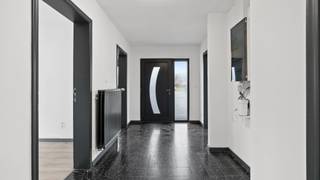 <p><strong>Gelijkvloerse woning op topligging in het groene Zutendaal</strong></p>
<p>Bent u op zoek naar een rustig gelegen woning met tal van mogelijkheden én een uitstekende bereikbaarheid? Dan is deze gelijkvloerse woning in het groene Zutendaal precies wat u zoekt.</p>
<p>De woning geniet van een zeer gunstige ligging: vlakbij het centrum met alle voorzieningen binnen handbereik, en tegelijk gemakkelijk bereikbaar. Gelegen in een rustige wijk, op wandelafstand van het bos, bevindt u zich hier in een bijzonder groene omgeving. Bovendien liggen het Nationaal Park Hoge Kempen en het bekende Blotevoetenpad vlakbij. Ook Genk bevindt zich op korte afstand.</p>
<p>Het geheel is gelegen op een mooi perceel van maar liefst<span> </span><strong>14a 91ca</strong>, wat zorgt voor een aangename buitenruimte met tal van mogelijkheden.</p>
<p>De woning beschikt over drie slaapkamers en een reeds gerenoveerde badkamer, uitgerust met een lavabo en een moderne inloopdouche. De leefruimte biedt een mooi zicht op de veranda en de achterliggende tuin. Dankzij de draai-/kipramen heeft u vanuit de leefruimte rechtstreeks toegang tot de veranda.</p>
<p>De keuken bevindt zich rechts van de leefruimte en sluit eveneens direct aan op de ruime veranda. Deze is voorzien van grote schuiframen en een onderhoudsvriendelijke tegelvloer, waardoor u hier het hele jaar door aangenaam kan vertoeven met zicht op het groen.</p>
<p>Daarnaast is er een kelder aanwezig die uitstekend dienst kan doen als praktische berging.</p>
<p>De ruime achtertuin kan volledig naar eigen smaak ingericht worden en vormt een echte troef voor wie houdt van rust, groen en privacy.</p>
<p><strong>Kortom: een perceel met tal van mogelijkheden, waar reeds renovaties werden uitgevoerd en waar u verder kan afwerken en vormgeven naar eigen smaak.</strong></p>
<p><em>STEDENBOUWKUNDIGE INFORMATIE:</em><em><br />- Stedenbouwkundige vergunning ontvangen : JA<br />- Stedenbouwkundige bestemming: Woongebieden<br />- Verkavelingvergunning: NEEN<br />- Voorkooprecht RUP: NEEN<br />- Dagvaarding en herstelvordering voor inbreuk op de stedenbouwkundige voorschriften: JA<br />- Overstromingsgevoeligheid van uw vastgoed:<br />P-score:<span> A</span><br />G-score:<span> A</span><br />EPC:<span> F </span>label,<span> 564 </span>kWH/m²</em></p>
<p><em>KI: 1152 euro</em></p>
<p></p>
<p>Interesse is deze unieke kans: contacteer ons voor een bezoek via 089/20 61 11, peter@immofusion.be of office@immofusion.be</p>