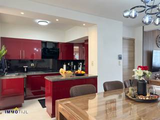 <p><strong>Instapklare woning met 4 slaapkamers en zonnige tuin!</strong></p>
<p>Op het gelijkvloers vind je een inkomhal met apart toilet, een lichtrijke woonkamer met eetplaats en een vernieuwde, volledig ingerichte keuken. Aansluitend is er een gezellige veranda die toegang geeft tot het zonnige terras.</p>
<p>De mooi aangelegde tuin, zuidgericht en voorzien van een praktische tuinberging, is de perfecte plek om te ontspannen.</p>
<p>Op de eerste verdieping bevinden zich twee ruime slaapkamers, een kinderkamer of bureauruimte, en een badkamer uitgerust met douche, toilet en lavabo. De tweede verdieping omvat een volledig ingerichte zolder, ingedeeld in twee slaapkamers met ingemaakte kasten.</p>
<p>De woning is bovendien voorzien van <strong>hoogrendementsbeglazing met vliegenramen</strong> op de verdieping en beschikt over centrale verwarming op gas via een <strong>condenserende ketel</strong>. Ontdek deze woning alvast vanop afstand via onze virtuele rondleiding!</p>
<p>Dankzij de vlotte bereikbaarheid met de E40 en andere invalswegen, en de ligging nabij het centrum van Aalst met winkels, scholen en station, is dit een ideale gezinswoning.<br /><br />Voor meer info of een bezoek, contacteer ons via steffen@immotijl.be of bel 053 42 46 99.</p>