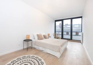 <span><strong>Laeken</strong></span> : Grand appartement de 2 chambres de 114 m² loué à 1.350 €/mois (hors charges) avec un bail de 18 mois. L'appartement est situé dans une petite copropriété neuve (24) située au calme dans une RUE SANS VOITURES. Construit pour l'avenir avec des panneaux solaires partagés et uniquement des appartements à haute performance énergétique (PEB B). Rendement immédiat garanti. Cave (3.000 €), parking en option. L’offre inclut également la gestion locative complète pendant 2 ans (gestion administrative, technique et financière) : un atout majeur pour tout investisseur souhaitant profiter d’un revenu locatif sécurisé sans aucun souci de gestion. Un placement immobilier serein, sans tracas, dans un quartier en pleine évolution. Vente soumise aux droits d'enregistrement (12,5%) sur la valeur du terrain et à la TVA (21%) sur la valeur de la construction. Plus d'informations exclusivement via TREVI !<br /><br /><br />
<ul>
<li>PEB A et B</li>
<li>De grandes pièces</li>
<li>Cave et parking en sus</li>
</ul>